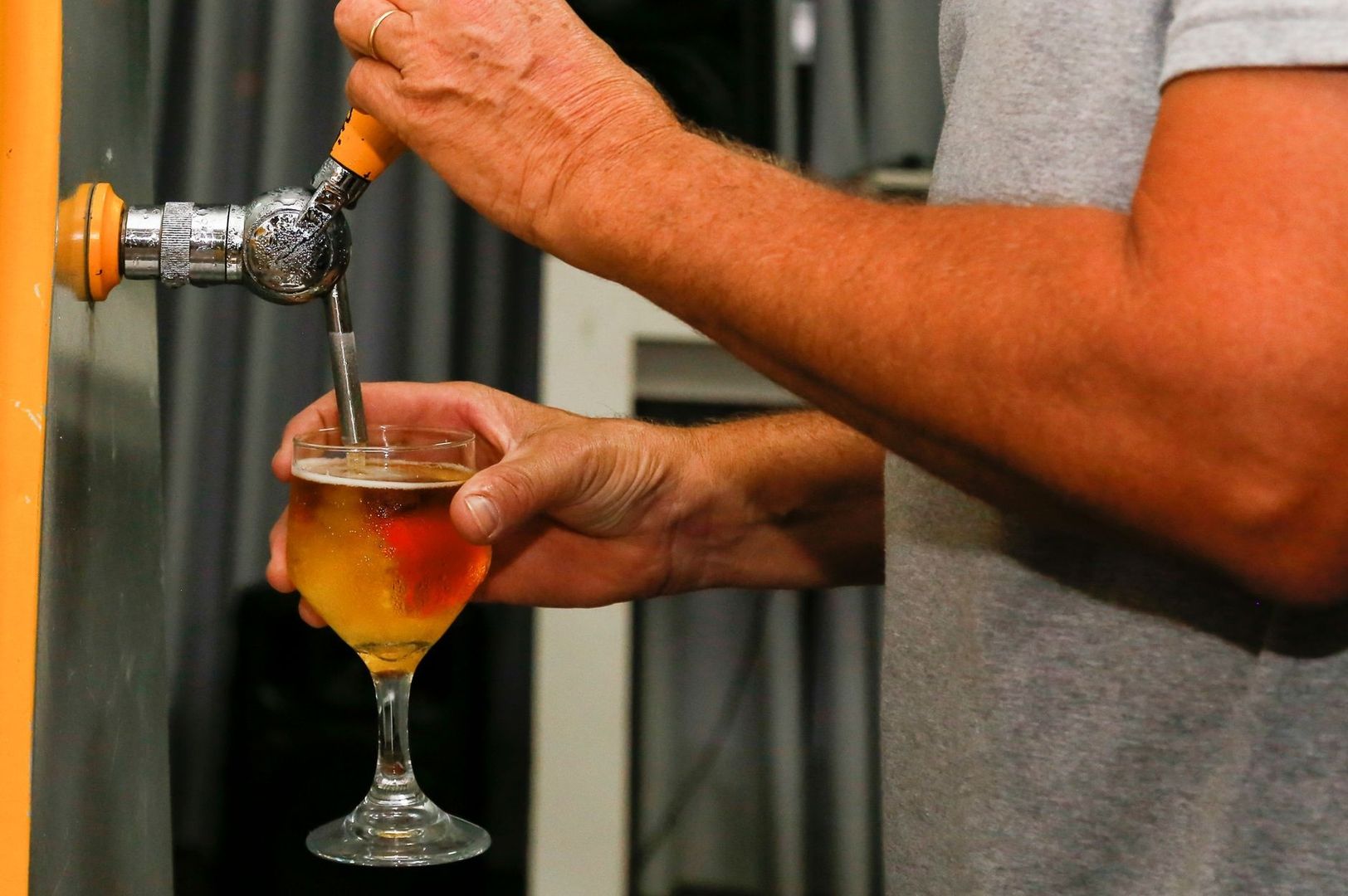 Öl tappas från en kran till ett glas med skum